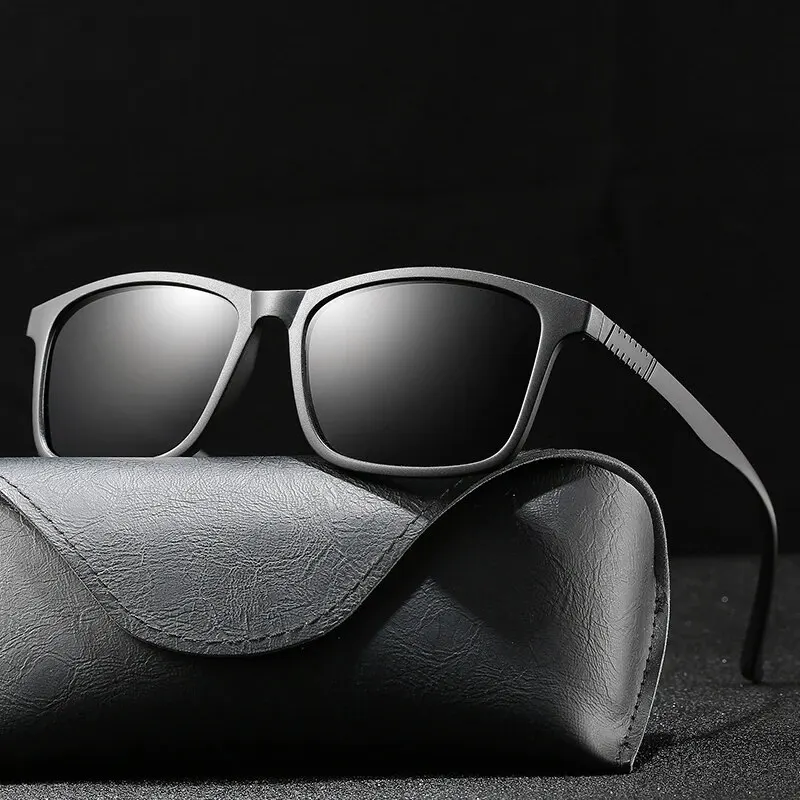 Fishing Sunglasses Polarized - クラシックなデザインのメンズサングラス。ファッション性の高いヴィンテージスクエア型で、超軽量TR90フレームを使用。運転や釣りなど、様々なシーンで活躍するサングラス。UV400カット機能付き。女性にもおすすめ。